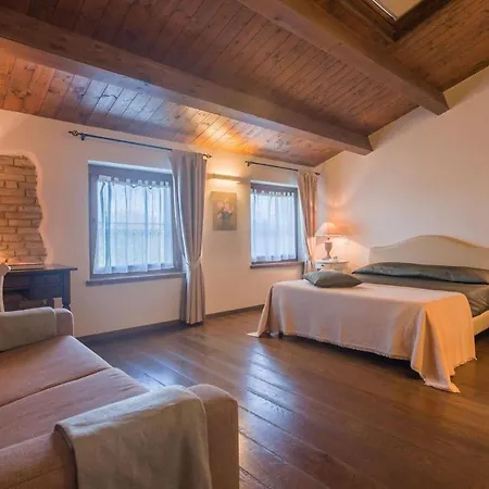 Il Fiore E La Farfalla Willa Pesaro